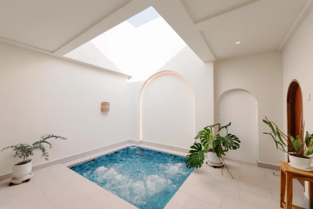 indoor-jacuzzi